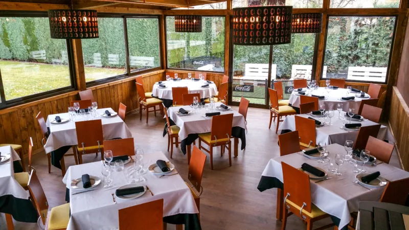 Salón Ambasaguas del restaurante Tinto y Leña con las mesas preparadas